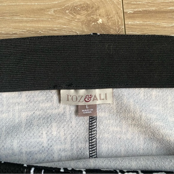 Roz & Ali Geo Print Pencil stretch Skirt Size Large - Picture 4 of 7